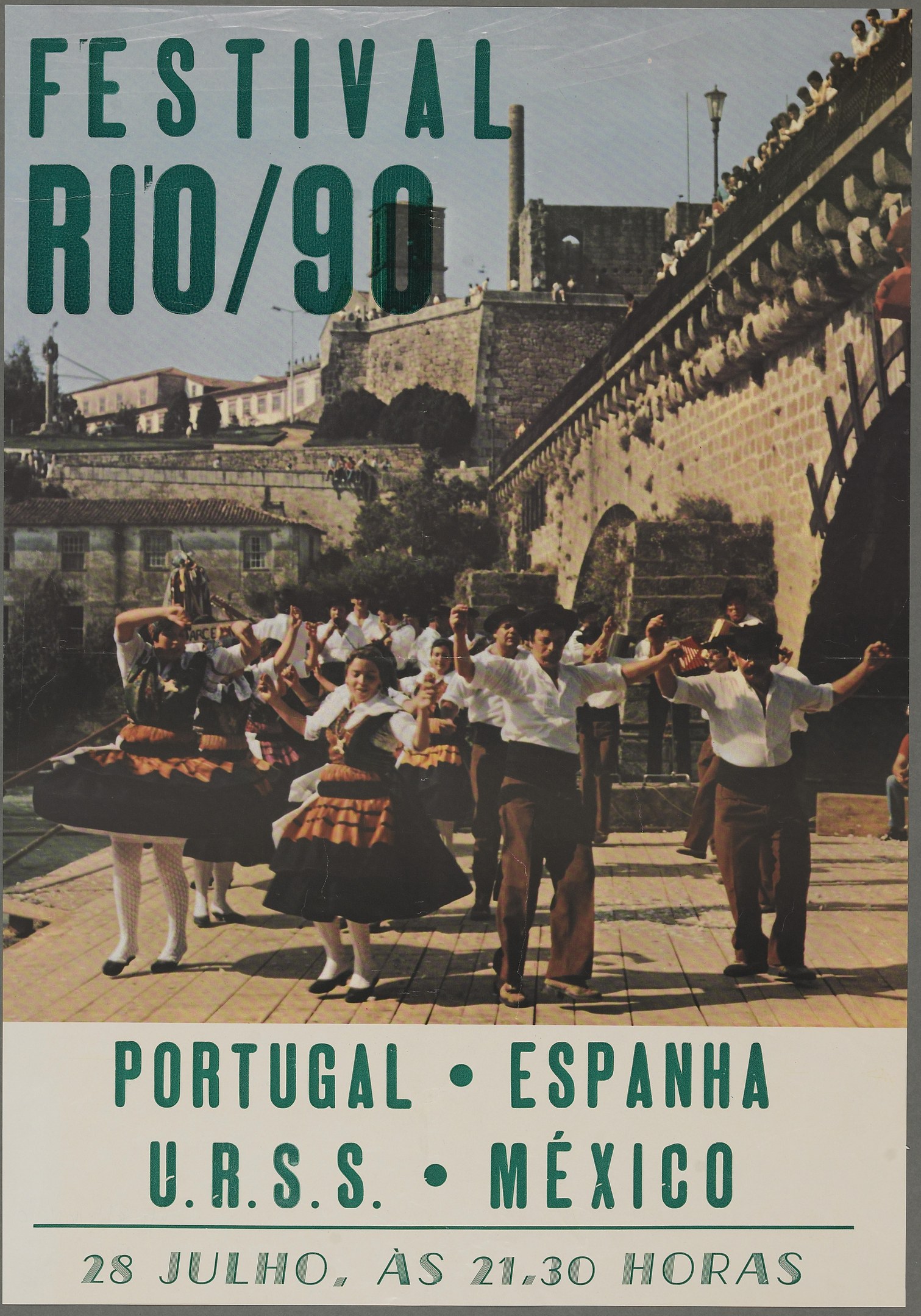 Festival Rio/90-Plakat mit tanzenden Menschen im Vordergrund und Gebäuden, Bäumen und einem klaren blauen Himmel im Hintergrund sowie Text unten.