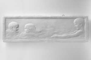 Schwarzes und weißes Foto von drei Kindern, die im Wasser schwimmen, mit einer Wand im Hintergrund, wobei ein Kind in der Mitte des Pools zu sehen ist.