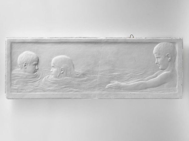 Schwarzes und weißes Foto von drei Kindern, die im Wasser schwimmen, mit einer Wand im Hintergrund, wobei ein Kind in der Mitte des Pools zu sehen ist.