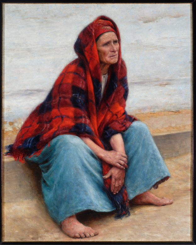 Eine alte Frau sitzt bei Sonnenuntergang in einem hellen Kleid mit einem Dutt auf dem Beach, die Augen geschlossen und die Hände auf dem Schoß, in einem Fotorahmen.