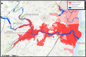 Eine Karte von New York City mit einem roten und blauen Farbschema, das vorgeschlagene Hochrisikogebiete zeigt, einschließlich Textdetails über betroffene Gewässertypen, Bevölkerungsauswirkungen und Projektzeitplan.