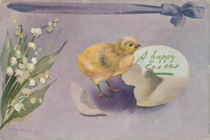 Eine Vintage-Postkarte mit einem Bild eines gelben Huhns, eines Eis, eines Messers und von Lilienblüten, mit der Aufschrift "Frohe Ostern".