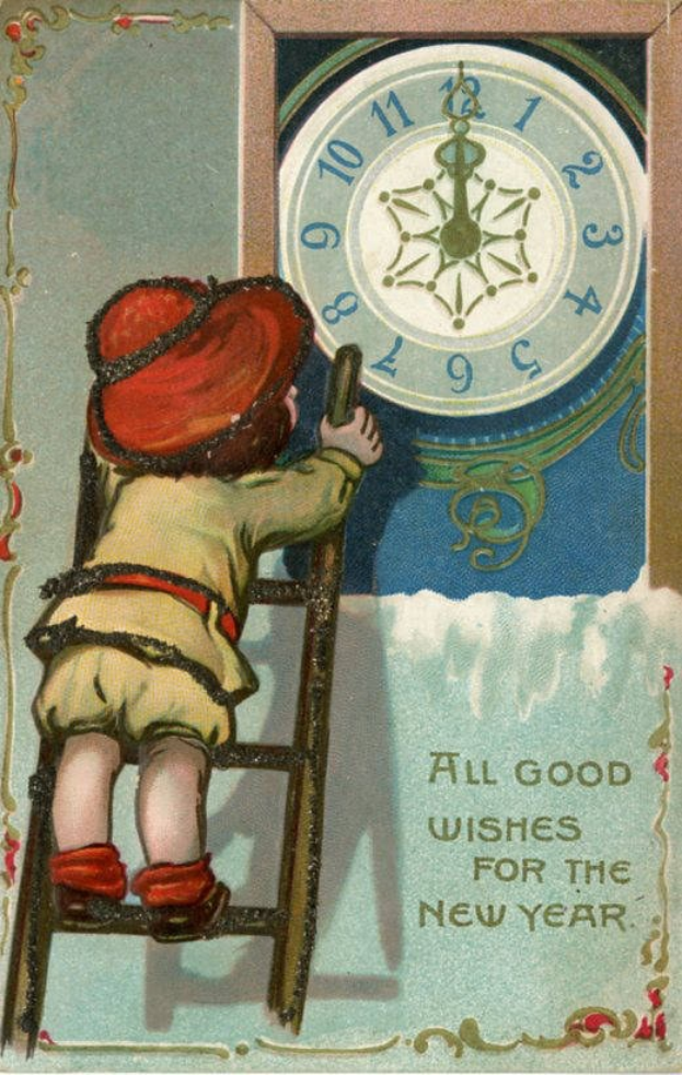 Eine alte Weihnachtskarte mit einem fröhlichen Jungen in festlicher Kleidung auf einer Leiter, der auf eine tickende Uhr schaut, mit der Begrüßung "Alles Gute zum neuen Jahr."