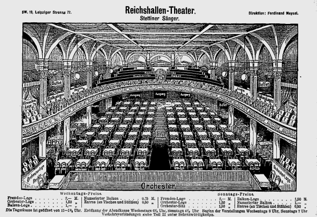 Schwarze und weiße Zeichnung des Reichshallen Theaters in Berlin, die das Auditorium mit Stuhlreihen, Säulen und einer Decke zeigt, mit Text unten.