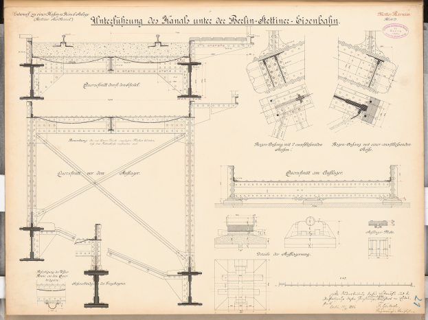 Ein detaillierter Architekturplan der Berlin-Sienbahnbrücke, der strukturelle Pläne und Anmerkungen auf Papier zeigt.