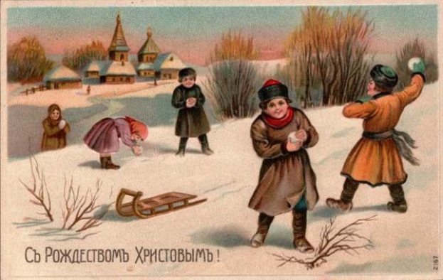 Kinder im Schnee mit einem Schlitten, umgeben von Pflanzen, Bäumen und Häusern, mit 'Russischer Weihnachtskarte' Text unten.