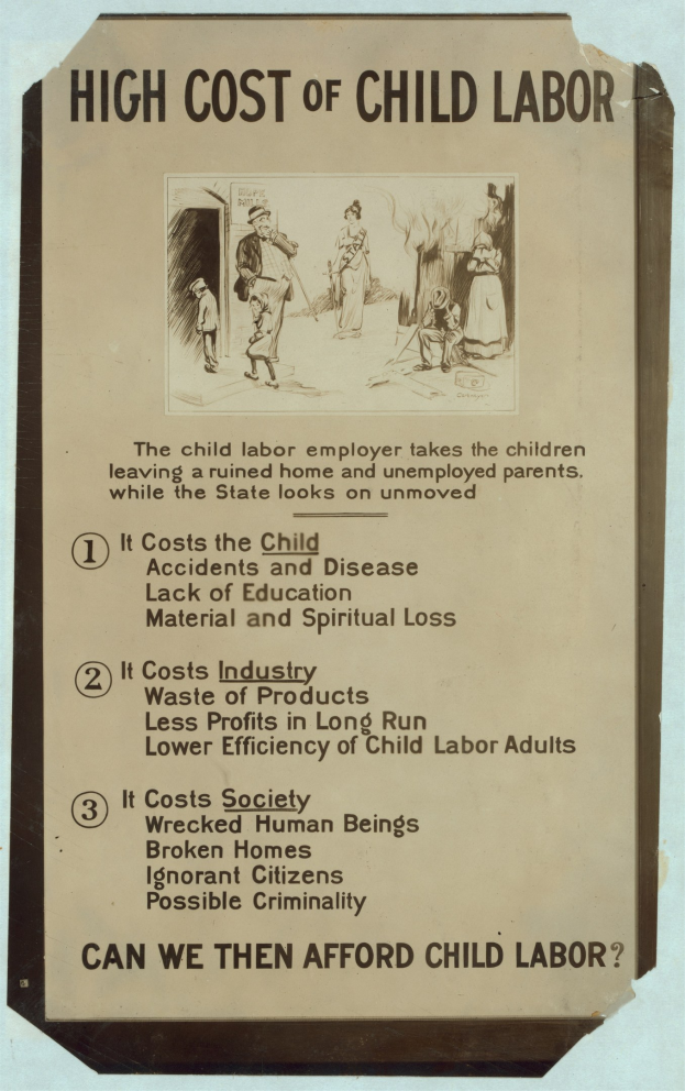 Blauer Plakat mit wei├čer Schrift "Hocher Kosten der Kinderarbeit" und kreisf├Ârmige Anordnung von verschiedenen Gesichtern auf einem wei├č umrandeten blauen Hintergrund.