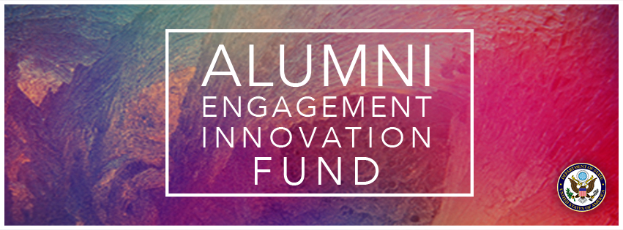 Ein Plakat mit der schwarzen, fetten Schrift "Alumni Engagement Innovation Fund" auf weißem Hintergrund, mit dem Logo des Fonds unten rechts.