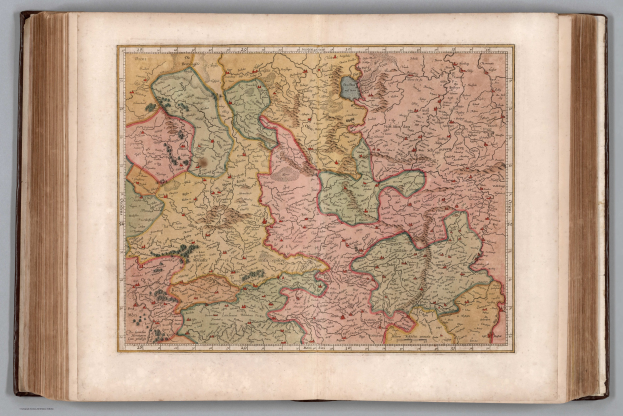 Ein aufgeschlagenes Buch mit einer detaillierten Karte von Deutschlands Regionen.