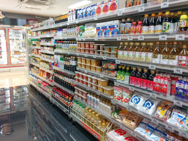 Ein Supermarktgang mit verschiedenen Lebensmitteln.