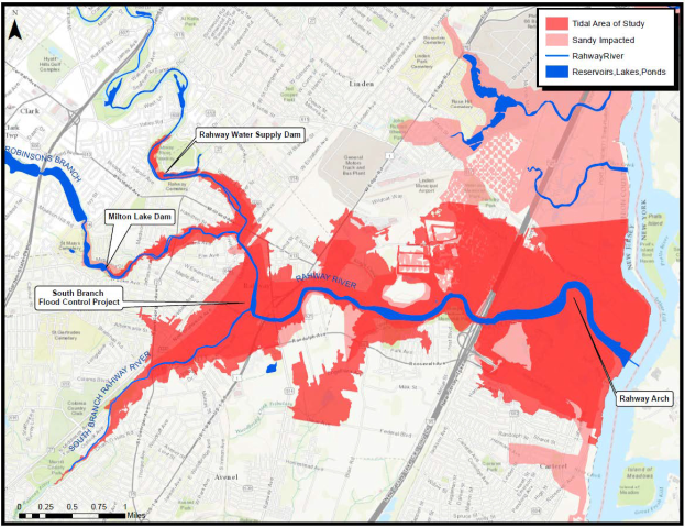 Eine Karte von New York City mit einem roten und blauen Farbschema, das vorgeschlagene Hochrisikogebiete zeigt, einschließlich Textdetails über betroffene Gewässertypen, Bevölkerungsauswirkungen und Projektzeitplan.