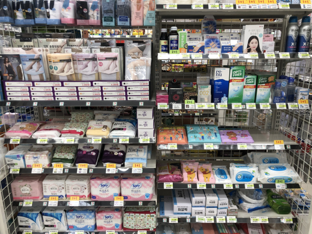 Ein Ladengestell mit verschiedenen Toilettenpapier-Sorten in ordentlichen Regalen mit sichtbaren Preisschildern.