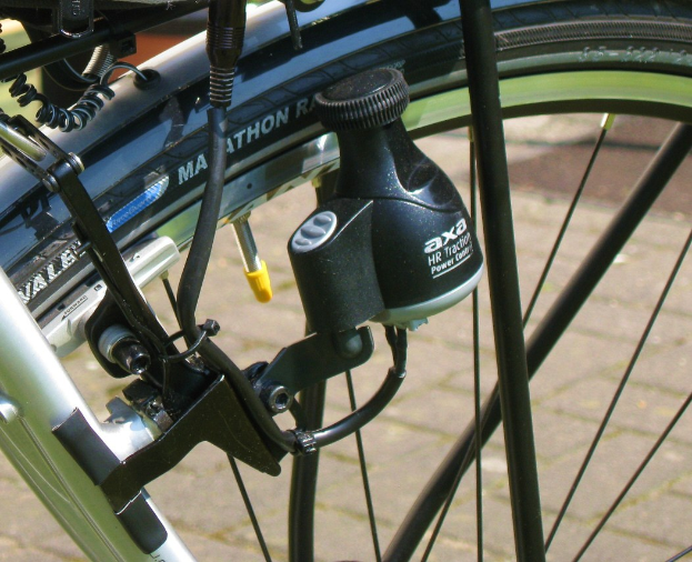 Ein Nahaufnahme eines Fahrradrades mit einer Bremseinrichtung in der Mitte.