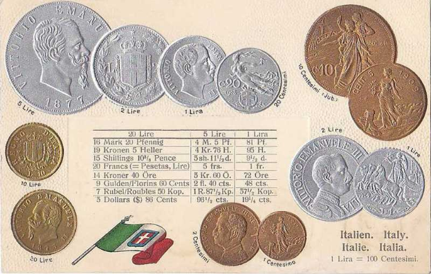 Eine Sammlung italienischer Münzen von 1877–1910, darunter mehrere 20-Lire-Stücke, auf Papier angeordnet mit Text und Porträts, neben zwei Flaggen, darunter die italienische Flagge unten.