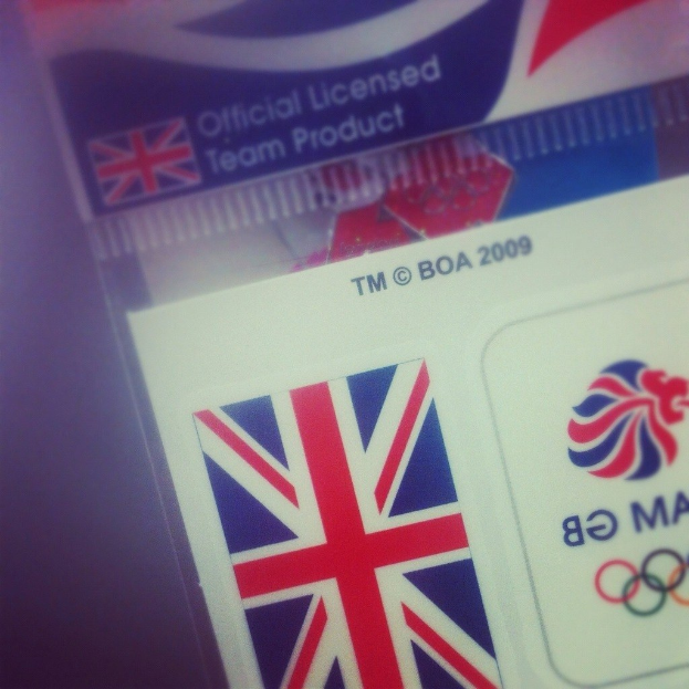 Nahaufnahme eines Ausweises mit amerikanischer Flagge und der Aufschrift "Kritische Lizenz."