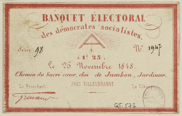 Alter Umschlag mit roter Bordüre und einer Briefmarke, auf der der Text 'Banquet Electoral des Democrats Socialists' steht.