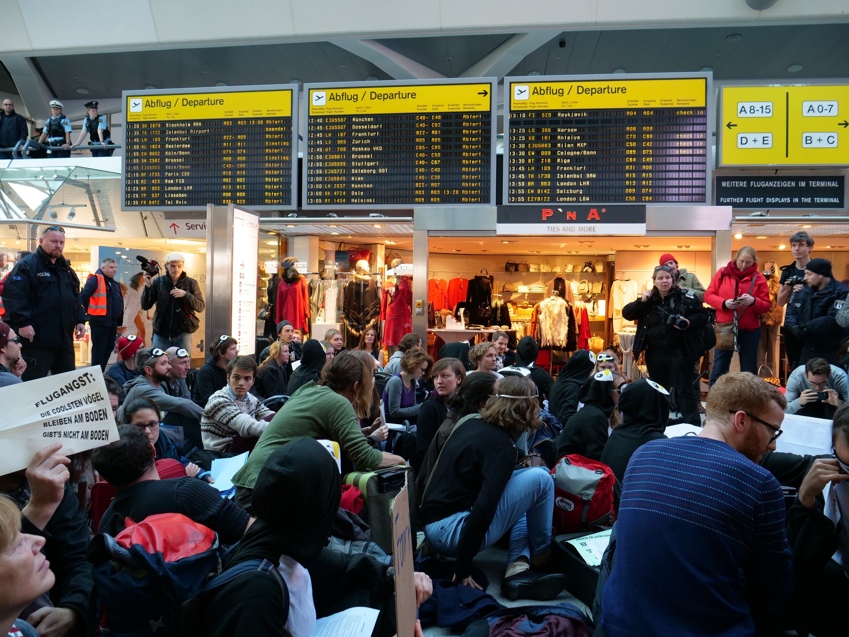 BPOL NRW: Störer festgenommen am Flughafen Köln/Bonn