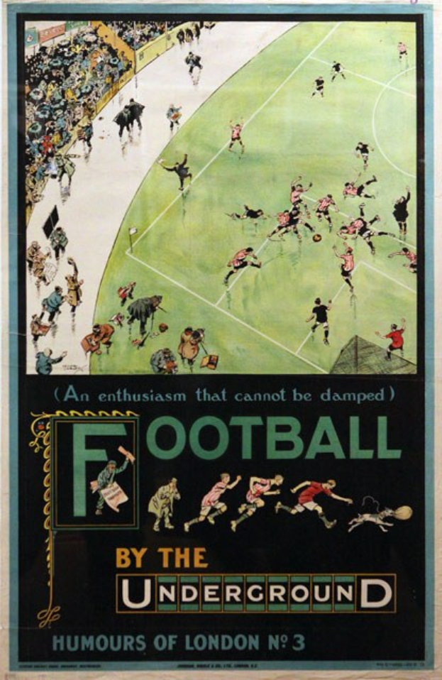 Plakat an einer Wand, das Zuschauer bei einem Fussballspiel in einem Stadion zeigt, mit dem Text "Fussball von der U-Bahn - Londoner Humor Nr. 3" über der Szene.