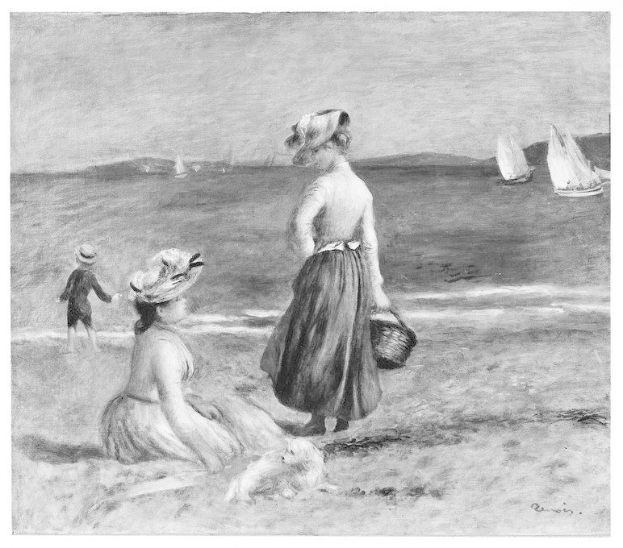 Zwei Frauen und ein Kind stehen auf einem Strand mit einem Hund zu ihren Füßen, Booten auf dem Wasser, Hügel im Hintergrund und einem klaren blauen Himmel, alles in Schwarz-Weiß.