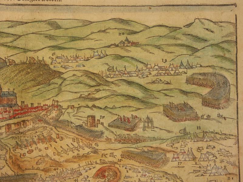 Ein historisches Buch mit einer detaillierten Karte von Düsseldorf unter Belagerung, auf der Gebäude, Hügel und Text zu erkennen sind.