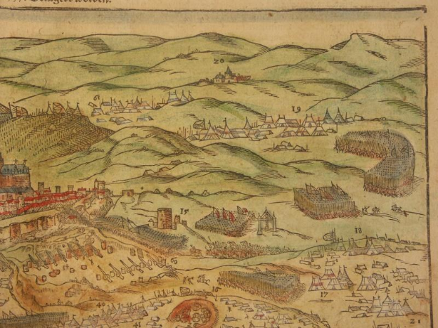 Ein historisches Buch mit einer detaillierten Karte von Düsseldorf unter Belagerung, auf der Gebäude, Hügel und Text zu erkennen sind.