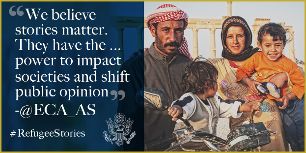 Ein Plakat mit einem Mann, einer Frau und zwei Kindern, die rechts lächeln, mit Text und Logo links, das lautet: "Wir glauben, dass Geschichten wichtig sind, sie haben die Kraft, Gesellschaften zu beeinflussen und öffentliche Meinung zu verschieben @ECA AS."