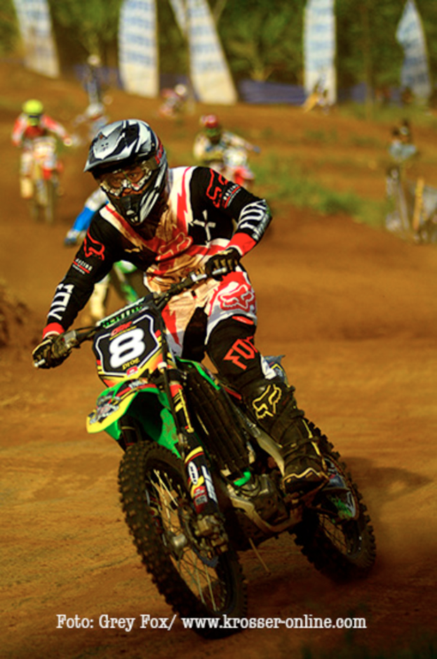 Mehrere Motorradrennfahrer mit Helmen bei einem Rennen