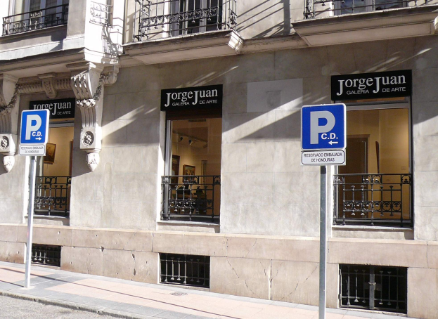 Ein mehrstöckiges Gebäude mit Fenstern, Geländern, Türen und Säulen, das Werbetafeln auf Pfosten entlang des Gehwegs und sichtbare Innenobjekte zeigt, die eine belebte Stadtkulisse suggerieren.