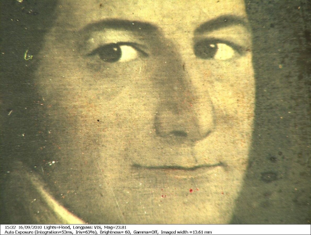 Schwarz-weiß-Porträt einer Frau mit ernstem Gesichtsausdruck, direktem Blick, zurückgebundenem Haar und einem leichten Lächeln, mit Text unten.