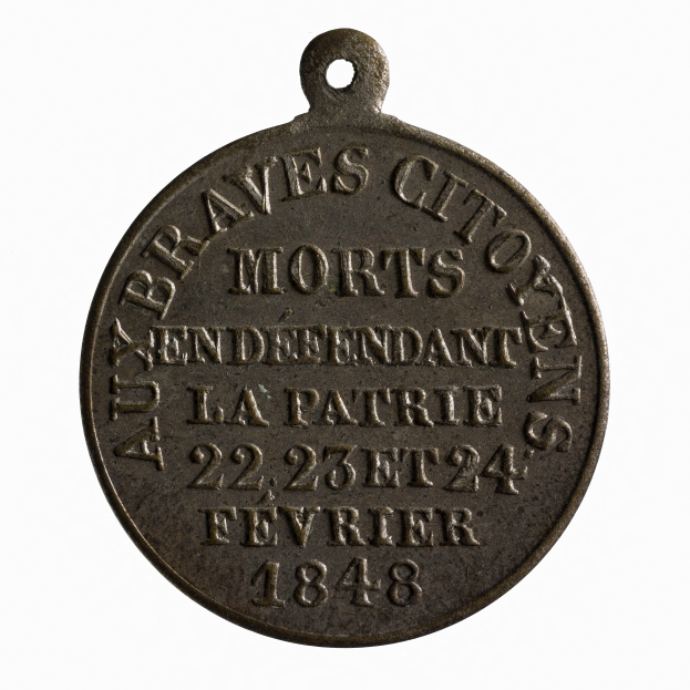 Eine Bronzemedaille mit der Inschrift "Braves City Morts" vor einem weißen Hintergrund.