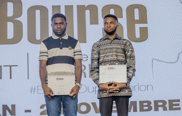 Zwei Männer auf einer Bühne mit Urkunden stehend, im Hintergrund ein Banner mit 'Bounce Awards 2019'