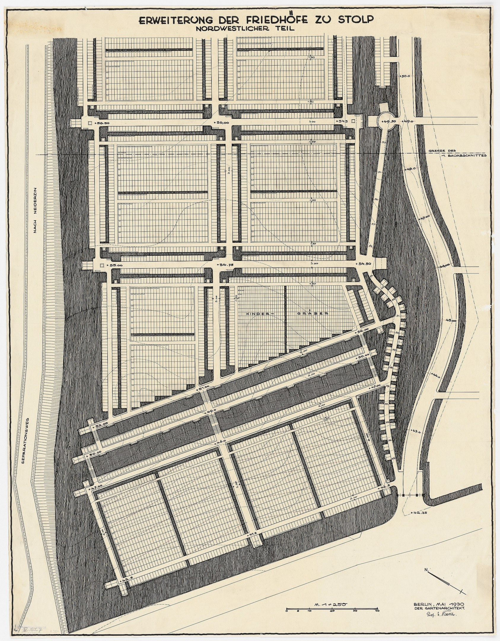 Alte Stadtkarte mit detaillierten Gebäudelayouts und handschriftlichen Textanmerkungen.