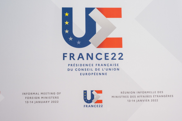 Plakat mit dem Text "Frankreich 22 - Informelles Treffen der Außenminister" und dem Logo der Europäischen Union, das einen blauen Kreis mit einem weißen Stern und einem weißen Rand zeigt.