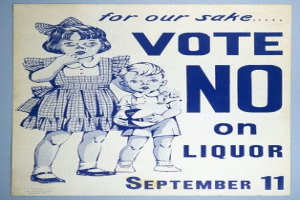 Plakat an einer Wand mit zwei Kindern, die nebeneinander stehen, eines hält einen Ball und liest "Vote No on Liquor" in fetter schwarzer Schrift.
