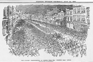 Schwarze und weiße Zeichnung einer Menge, die eine Straße zwischen Gebäuden entlang geht, mit Text oben und unten, der "Die Unionistendemonstration, wie sie vom Western Mail Office aus gesehen wird" lautet.