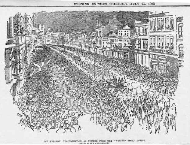 Schwarze und weiße Zeichnung einer Menge, die eine Straße zwischen Gebäuden entlang geht, mit Text oben und unten, der "Die Unionistendemonstration, wie sie vom Western Mail Office aus gesehen wird" lautet.