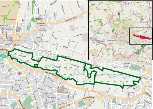 Karte einer Stadt mit einer grünen Linie, die die Route einer Fahrradtour zeigt, unterteilt in einen oberen Abschnitt mit Straßen und Sehenswürdigkeiten und einen unteren Abschnitt mit Fahrrad-details.