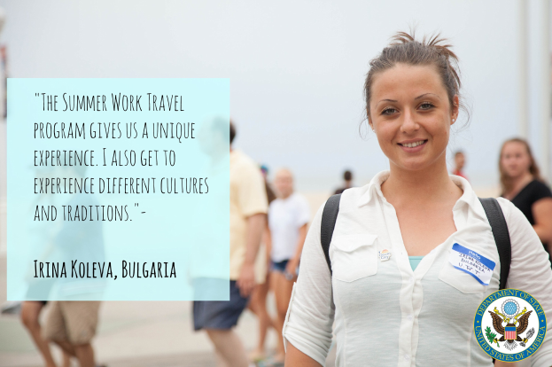 Eine Frau mit einer Tasche lächelt, während sie von einer Gruppe von Menschen umgeben ist, mit Text auf der linken Seite, der über ein Sommerarbeitprogramm berichtet.