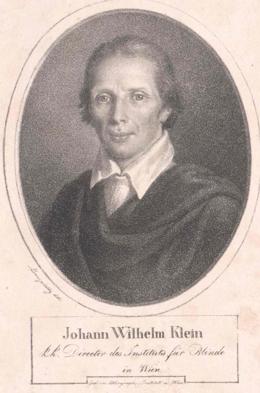 Schwarß-weißes Porträt von Johann Wilhelm Klein, Direktor des Instituts für Blinde in Wien, der einen weißen Hemd trägt und ernst schaut, begleitet von deutschem Text unten.