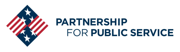 Ein Logo mit den Wörtern "Partnership for Public Service" in fetter, schwarzer Schrift, zentriert innerhalb eines blauen Kreises mit einem weißen Stern, umgeben von einem weißen Rand und begleitet von einem blauen und weißen Banner mit demselben Text.
