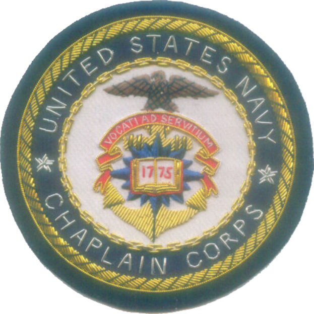 Ein rundes Abzeichen mit einem blauen Hintergrund und einem weißen Rand, auf dem der Text "United States Navy Chaplain Corps" in Weiß in der Mitte steht.