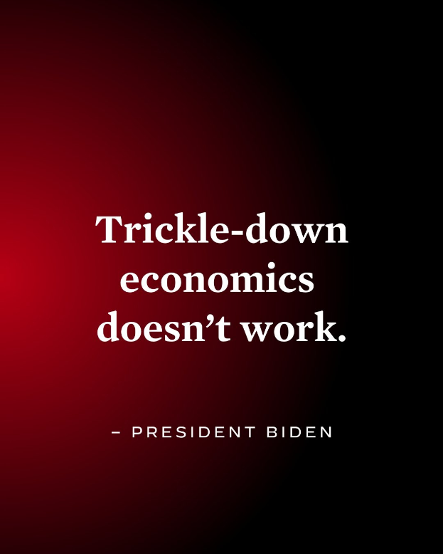 Ein Plakat mit fetter, schwarzer Schrift auf einem weißen Hintergrund, das "Trickle-Down Economics Doesn't Work" lautet, eingerahmt von einem schmalen schwarzen Rand, mit einem Zitat von Präsident Biden.
