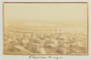 Altes Schwarz-Weiß-Foto eines Stadions in einer städtischen Umgebung, umgeben von Gebäuden, Bäumen und Strommasten, mit Text unten.