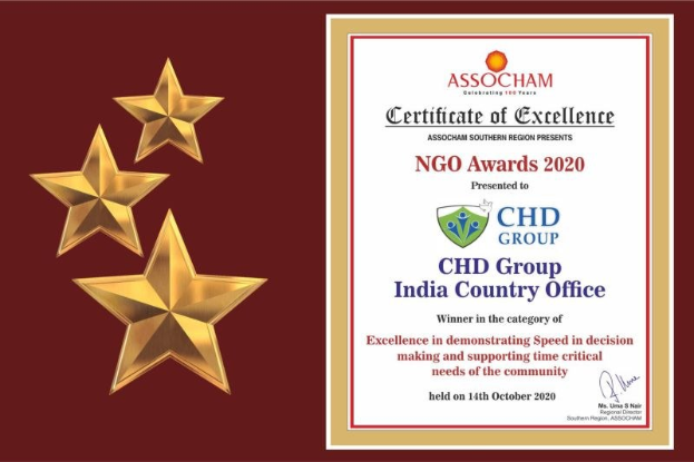 Auszeichnung für die Ngo Awards 2020 mit dem Text 'Chd Group India Country Office' und einem Schild-Logo mit einem zentralen Stern und einem Lorbeerkranz, flankiert von drei Sternen auf der linken Seite.