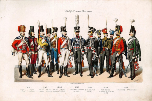 Schwarzes und weißes Foto von 1836 deutschen Infanteristen in Uniform, die in einer Reihe stehen, Hüte tragen und Gewehre und andere Gegenstände halten, mit dem Text "1836 deutsche Infanterie" unten.