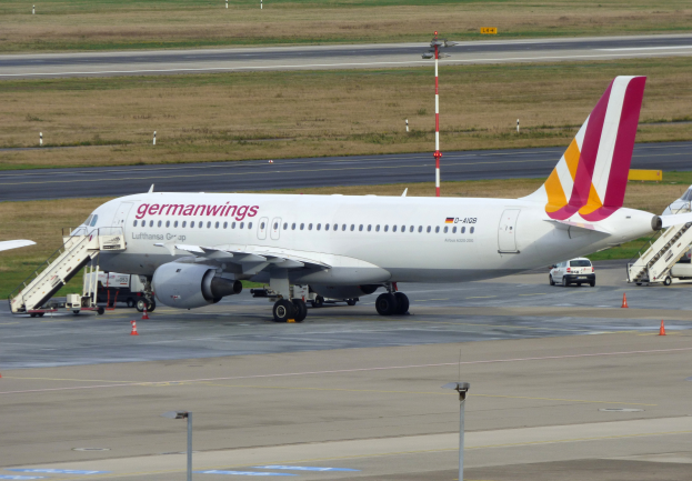 Ein Airbus A320-200 der Germanwings auf dem Frankfurt Airport geparkt, mit Fahrzeugen, Verkehrskegeln, Pfählen und Gras im Hintergrund.