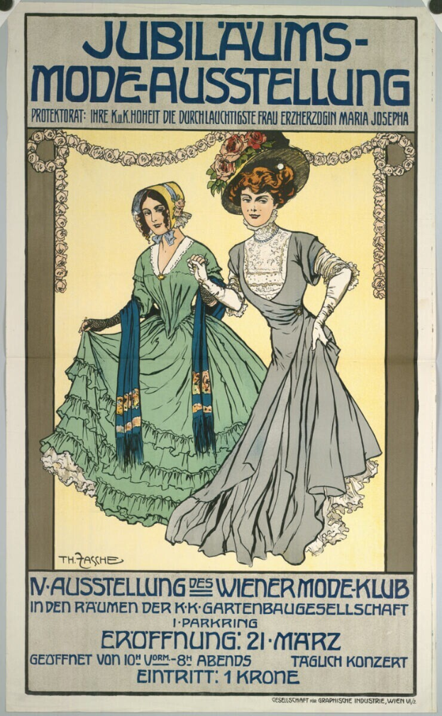 Ein Plakat, das eine Fashion Show mit zwei Frauen in Kleidern zeigt, eines lang und fließend, das andere mit einem hohen Kragen und langen Ärmeln, beide mit Hochsteckfrisuren, vor einem hellblauen Hintergrund mit schwarzer, fetter Schrift.