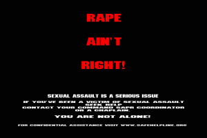 Ein Plakat mit fetter, schwarzer Schrift auf einem weißen Hintergrund, das "Rape Ain't Right: Sexual Assault is a Serious Issue" trägt, eingerahmt von einem schwarzen Rand.