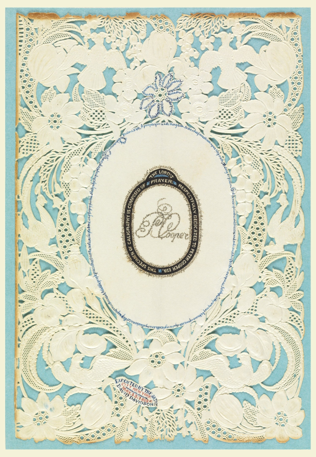 Eine blaue und weiße Hochzeitseinladung mit floralem Design und kunstvoller Spitzenverzierung, mit eleganten Text in einer dekorativen Schriftart.